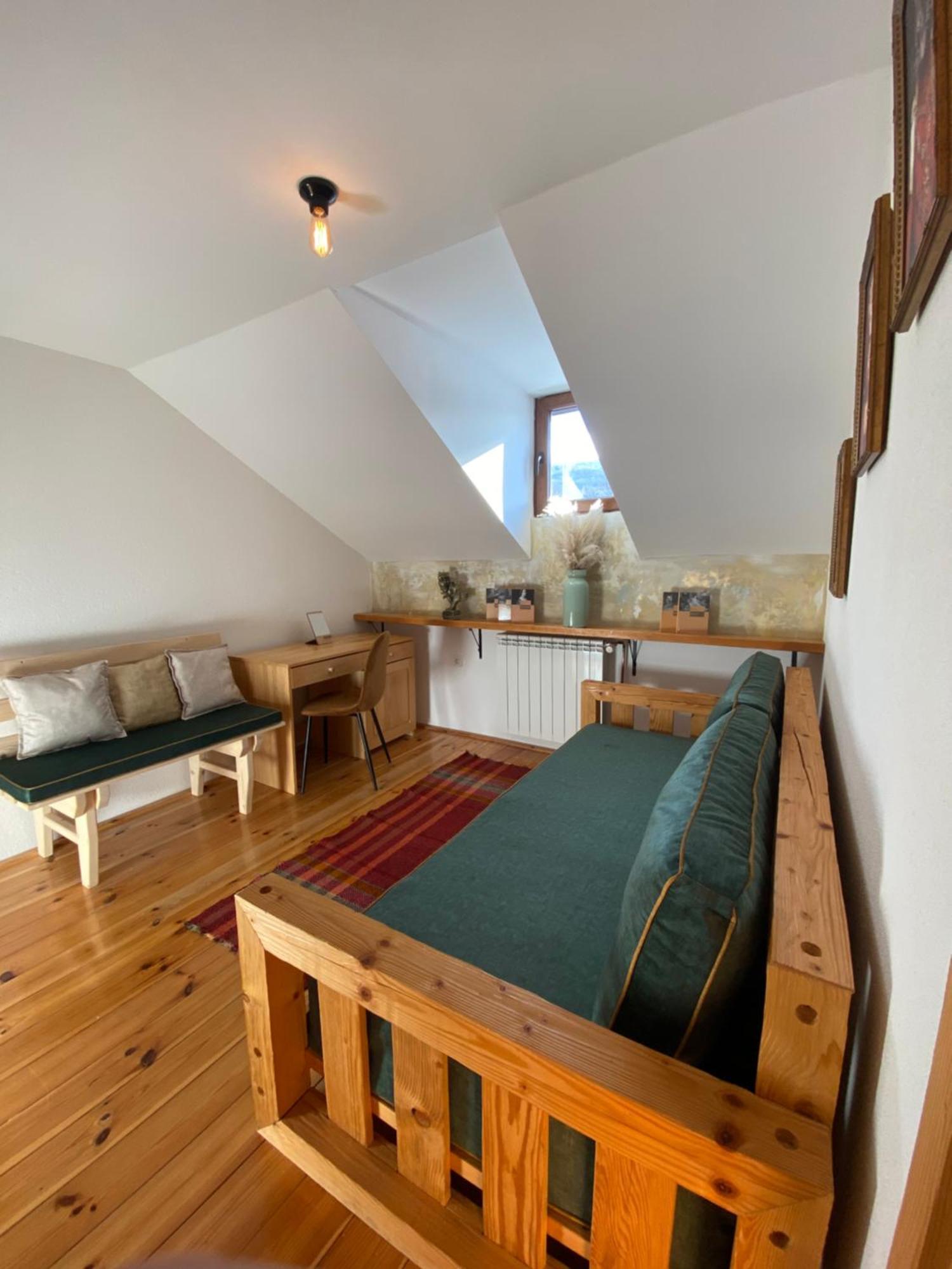 Pubhouse & Rooms Pahulja 콜라신 외부 사진