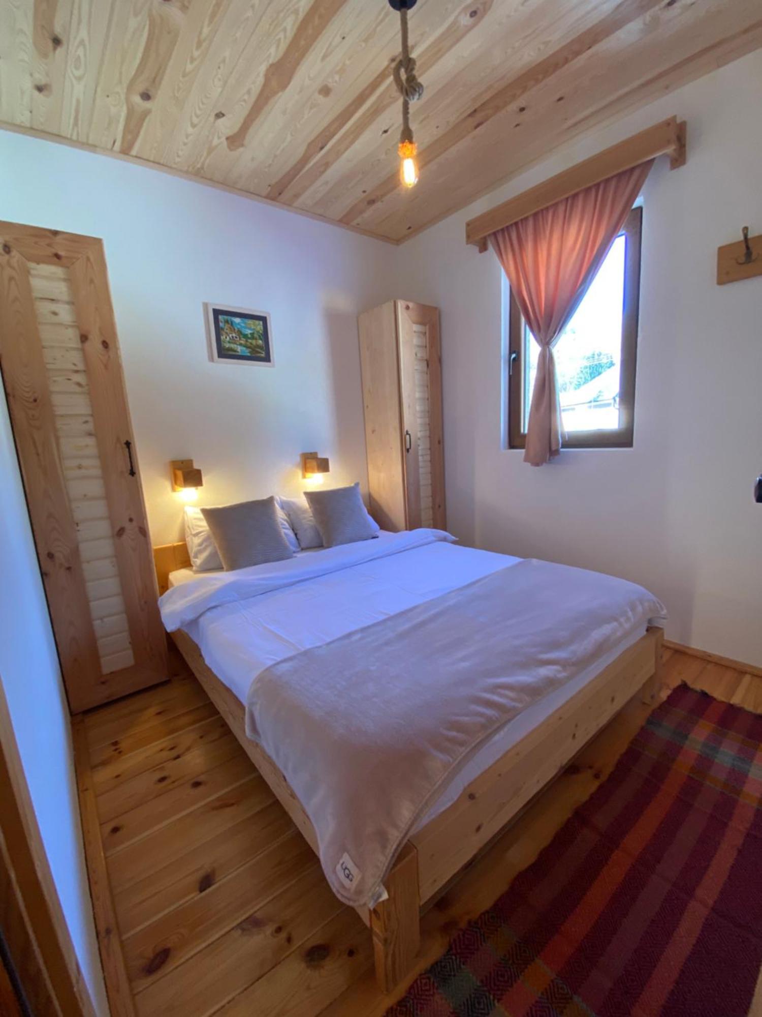 Pubhouse & Rooms Pahulja 콜라신 외부 사진