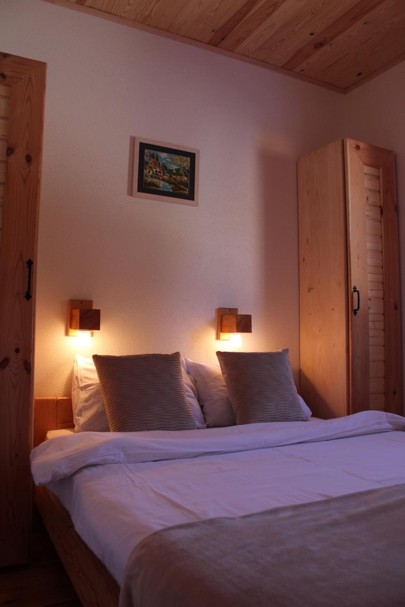 Pubhouse & Rooms Pahulja 콜라신 외부 사진