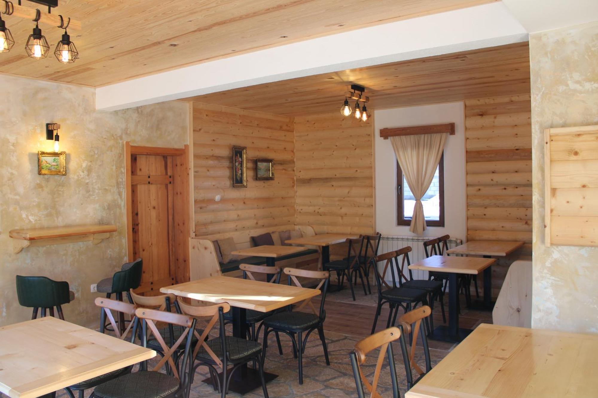 Pubhouse & Rooms Pahulja 콜라신 외부 사진
