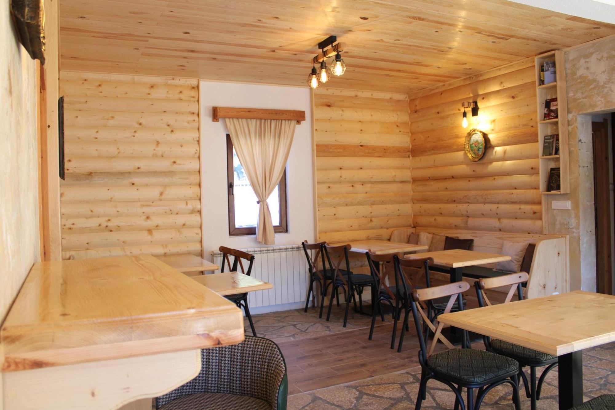 Pubhouse & Rooms Pahulja 콜라신 외부 사진