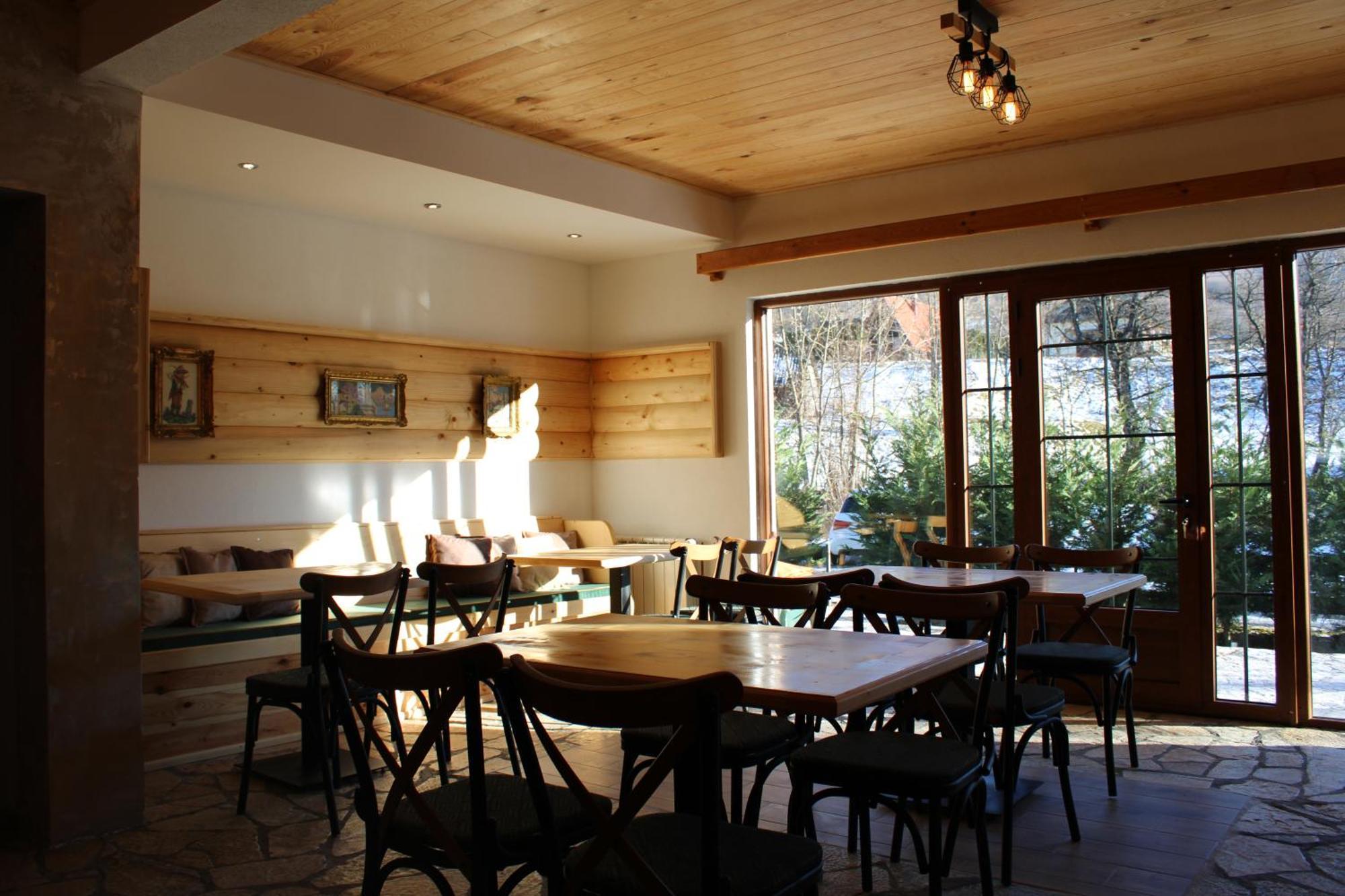 Pubhouse & Rooms Pahulja 콜라신 외부 사진
