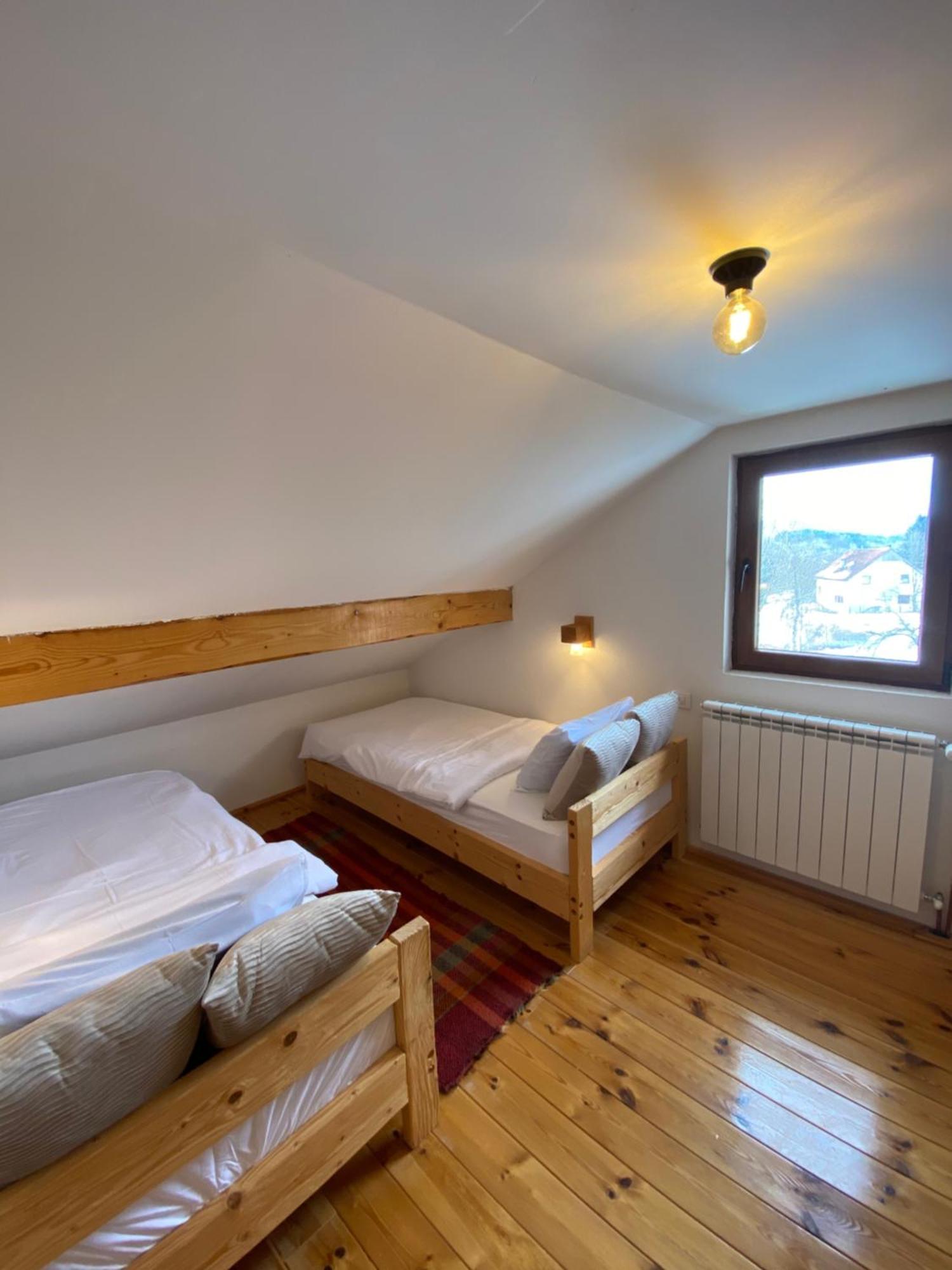 Pubhouse & Rooms Pahulja 콜라신 외부 사진