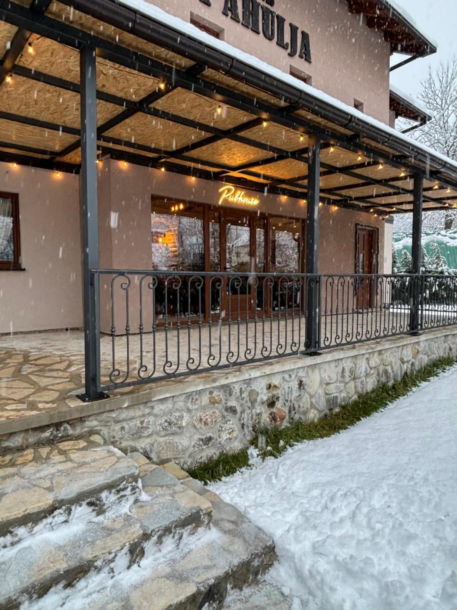 Pubhouse & Rooms Pahulja 콜라신 외부 사진