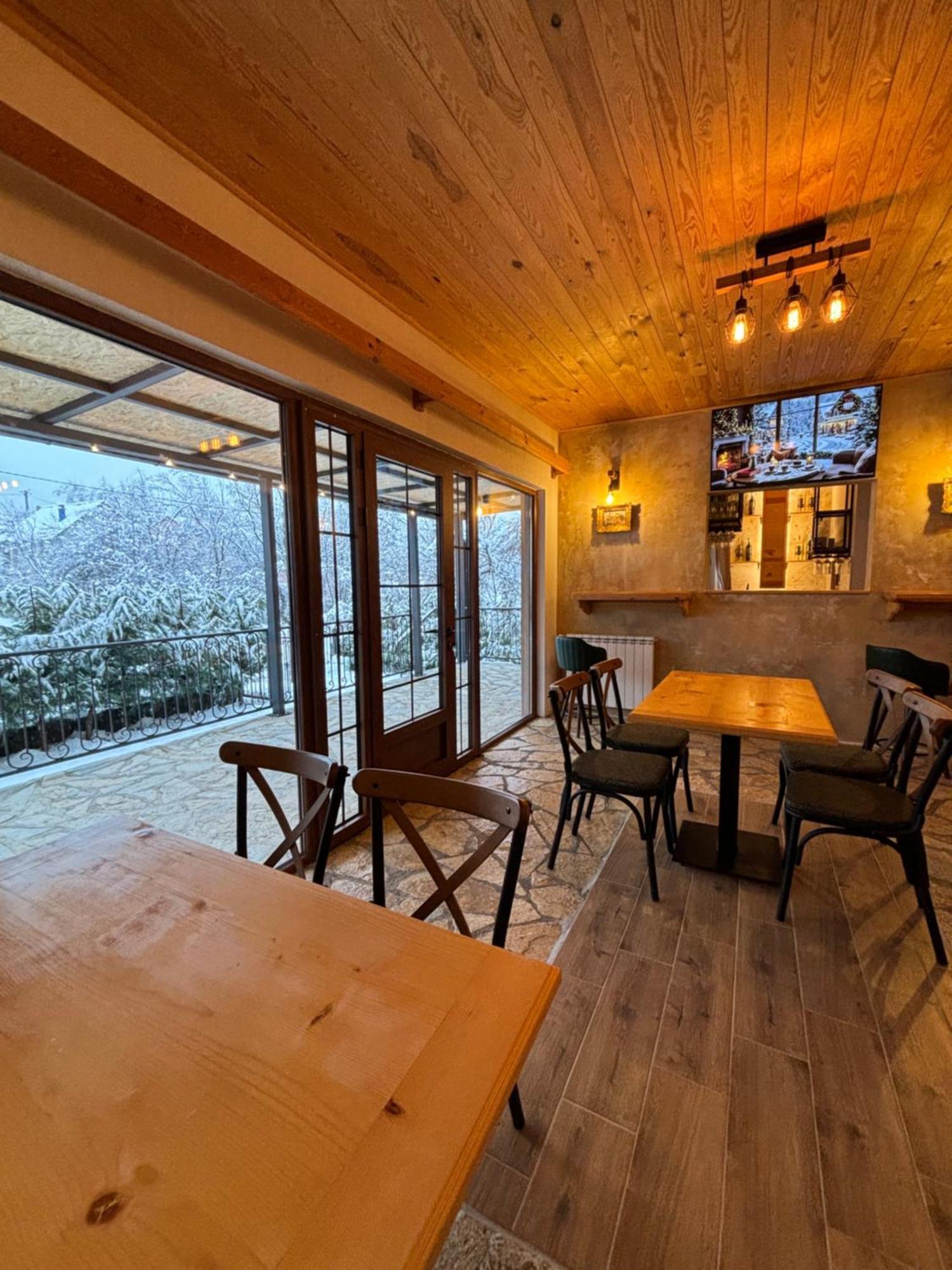 Pubhouse & Rooms Pahulja 콜라신 외부 사진